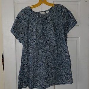 SALE... NWOT Cute Peasant Top💜🩵